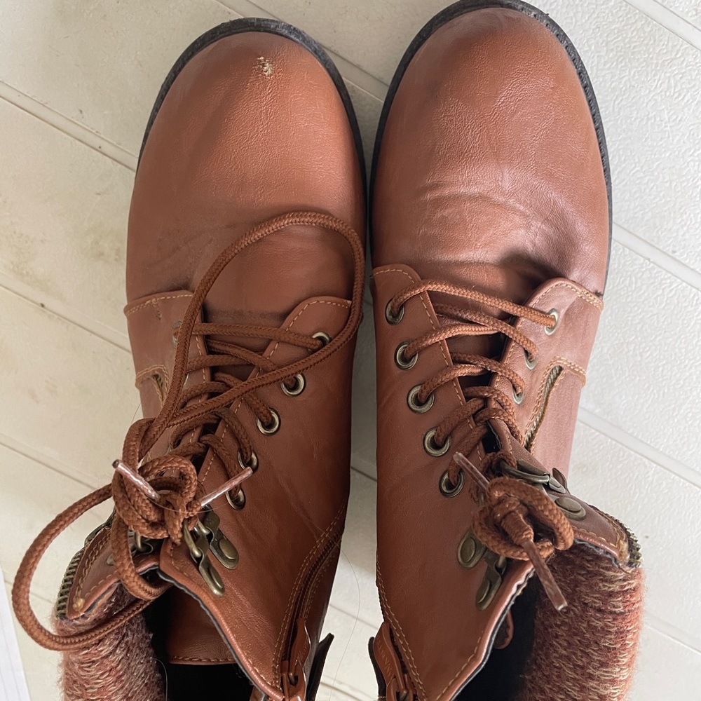 Women’s Stylish Winter Boots; Size 9